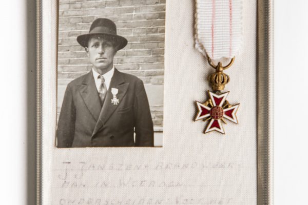 J. Janzen Brandweerman in Woerden, onderscheiden voor het redden van 3 kinderen bij een brand op 12 april 1933 in Woerden